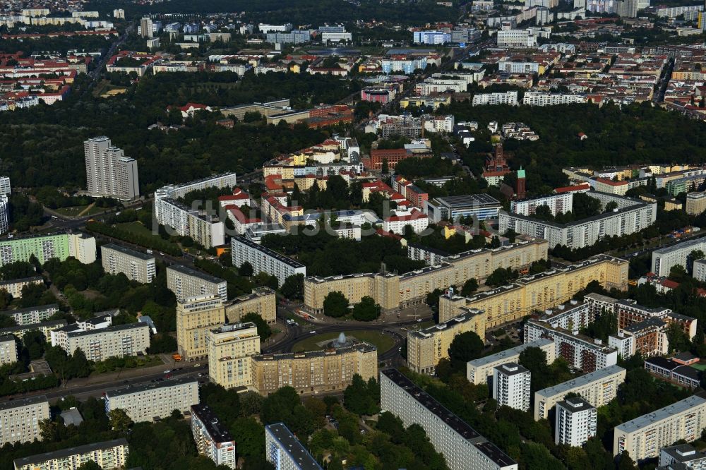 Luftaufnahme Berlin Friedrichshain - Wohngebiete am Strausberger Platz an der Karl-Marx-Alle im Stadtteil Friedrichshain in Berlin