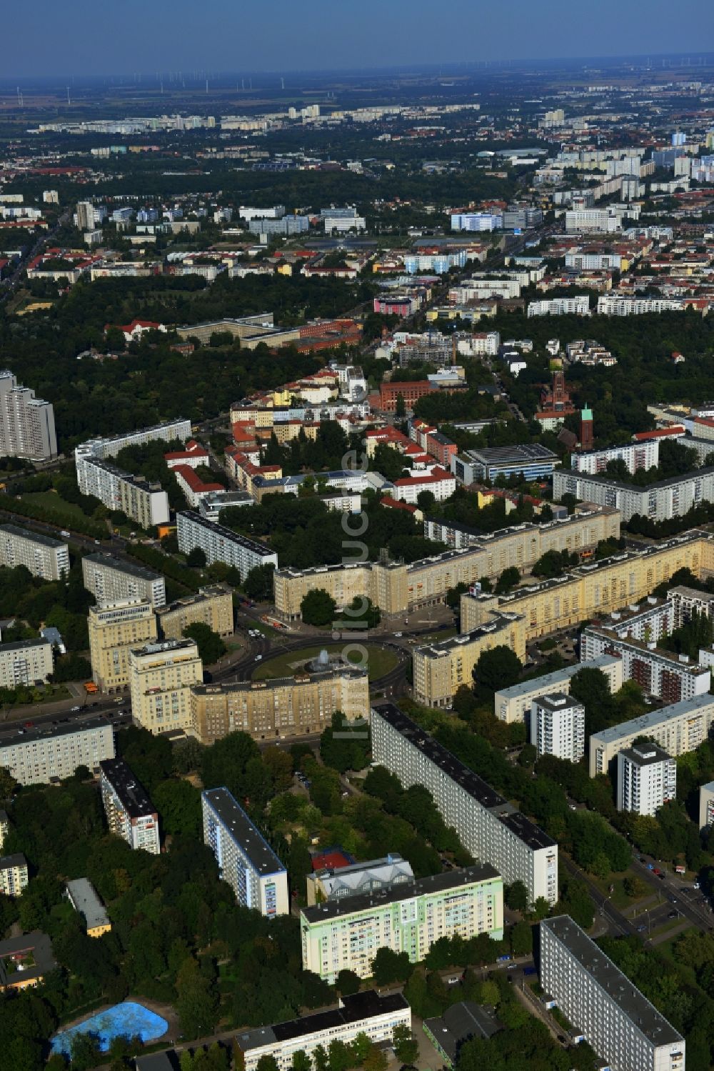 Berlin Friedrichshain von oben - Wohngebiete am Strausberger Platz an der Karl-Marx-Alle im Stadtteil Friedrichshain in Berlin