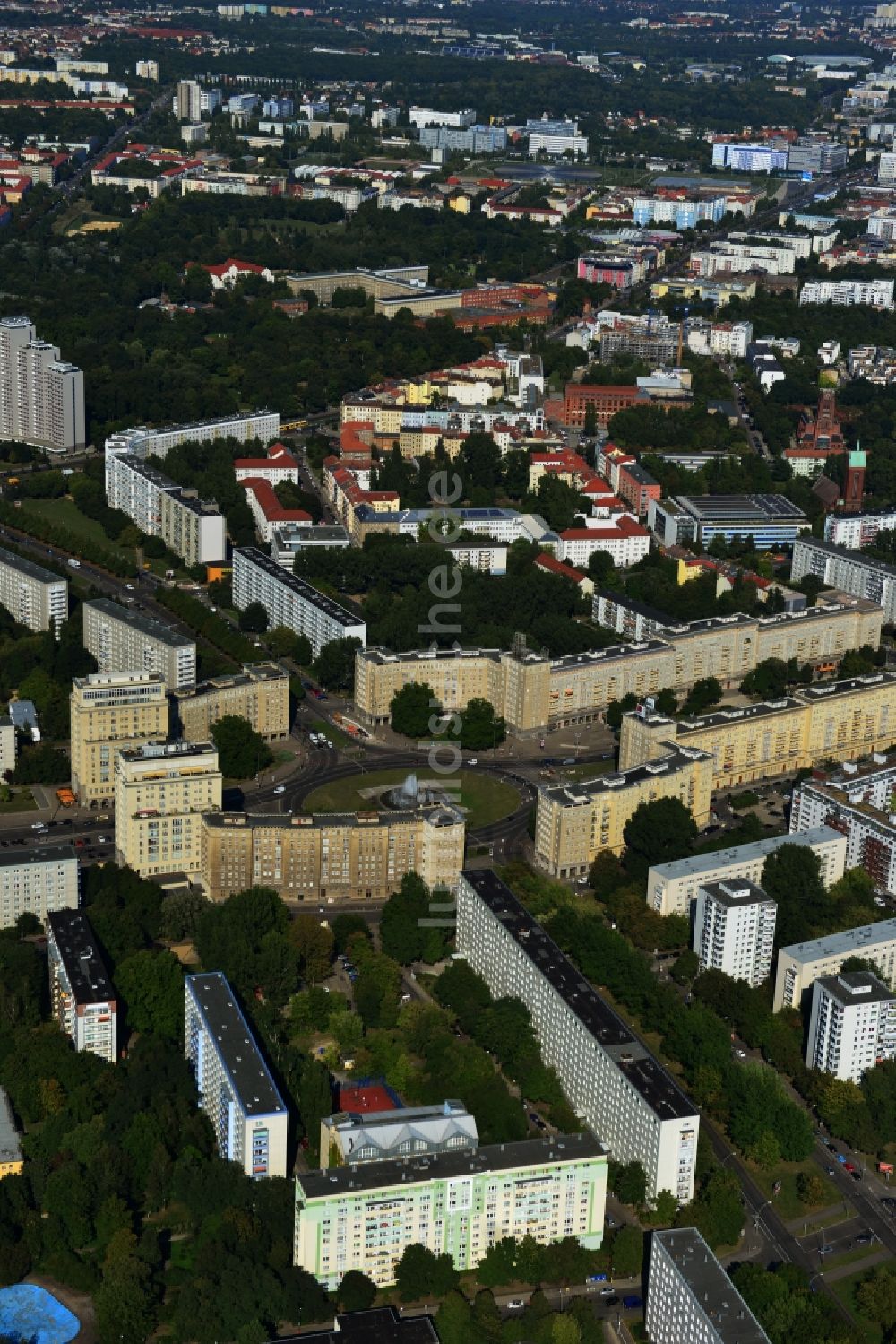 Berlin Friedrichshain aus der Vogelperspektive: Wohngebiete am Strausberger Platz an der Karl-Marx-Alle im Stadtteil Friedrichshain in Berlin