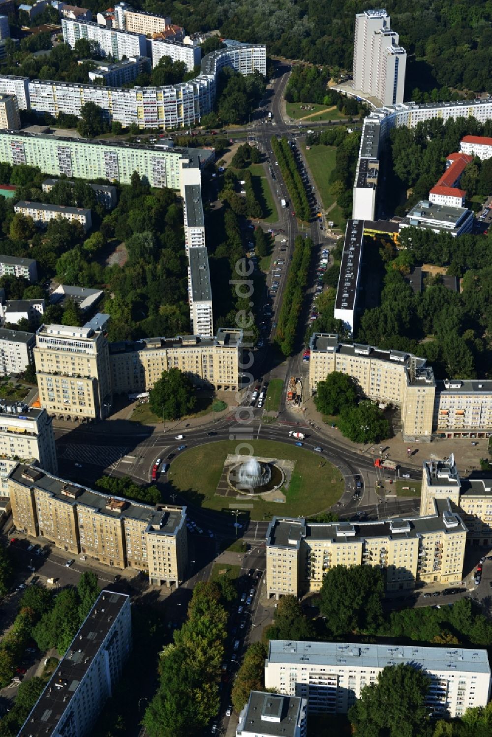 Luftaufnahme Berlin Friedrichshain - Wohngebiete am Strausberger Platz an der Karl-Marx-Alle im Stadtteil Friedrichshain in Berlin