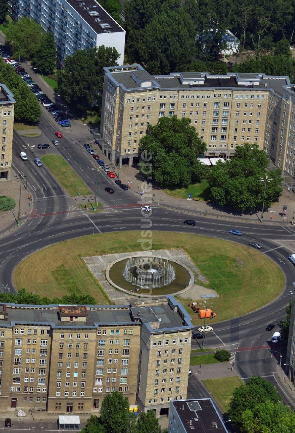 Berlin Friedrichshain aus der Vogelperspektive: Wohngebiete am Strausberger Platz an der Karl-Marx-Alle im Stadtteil Friedrichshain in Berlin