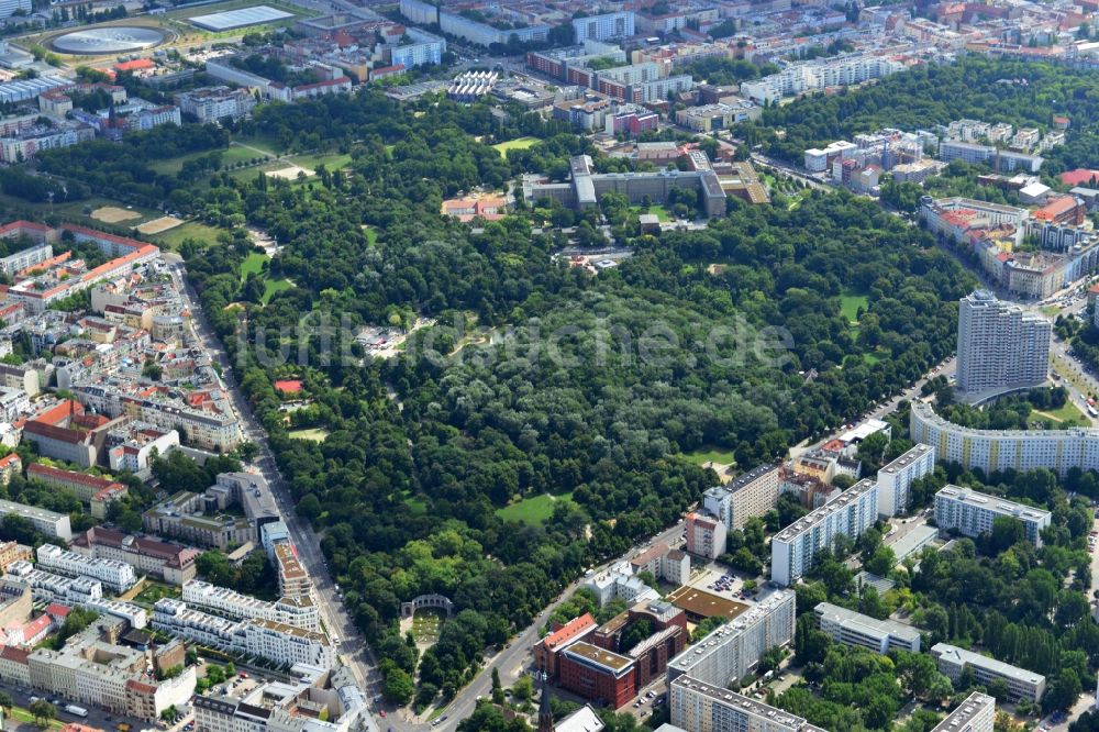 Luftaufnahme Berlin - Wohngebiete am Volkspark Friedrichshain im gleichnamigen Stadtteil von Berlin