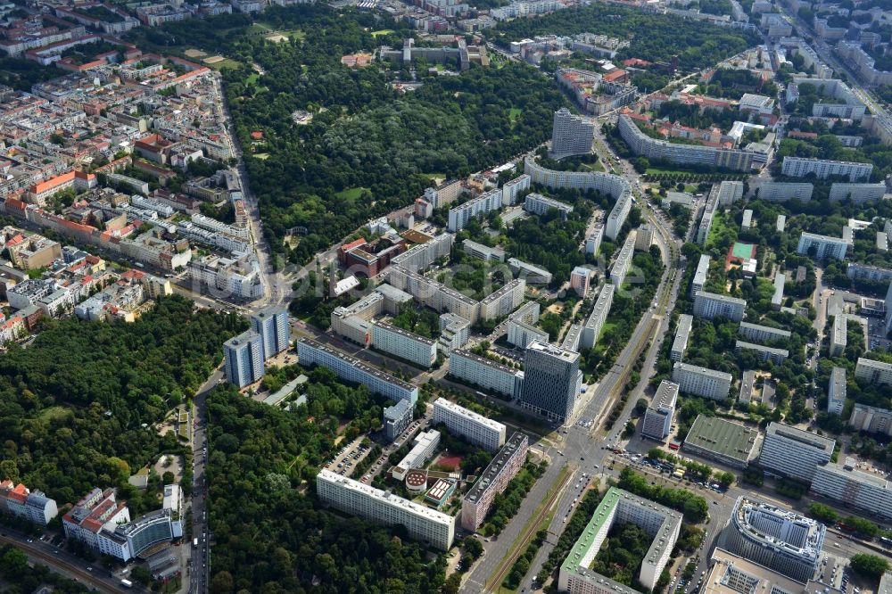 Berlin aus der Vogelperspektive: Wohngebiete am Volkspark Friedrichshain im gleichnamigen Stadtteil von Berlin