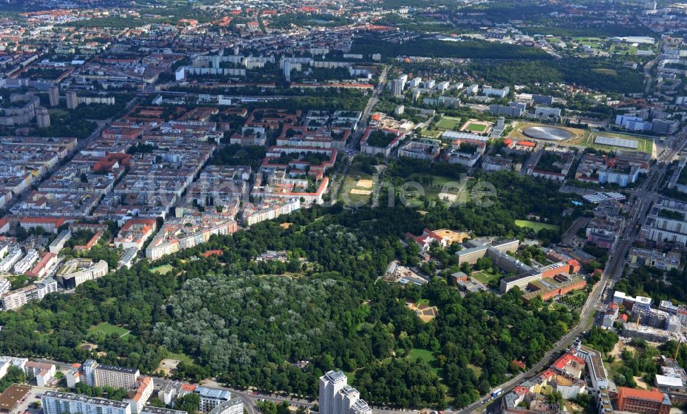 Luftaufnahme Berlin - Wohngebiete am Volkspark Friedrichshain im gleichnamigen Stadtteil von Berlin