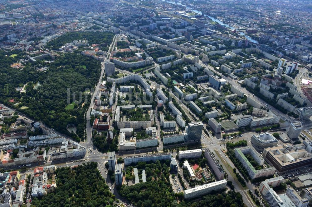 Berlin aus der Vogelperspektive: Wohngebiete am Volkspark Friedrichshain im gleichnamigen Stadtteil von Berlin