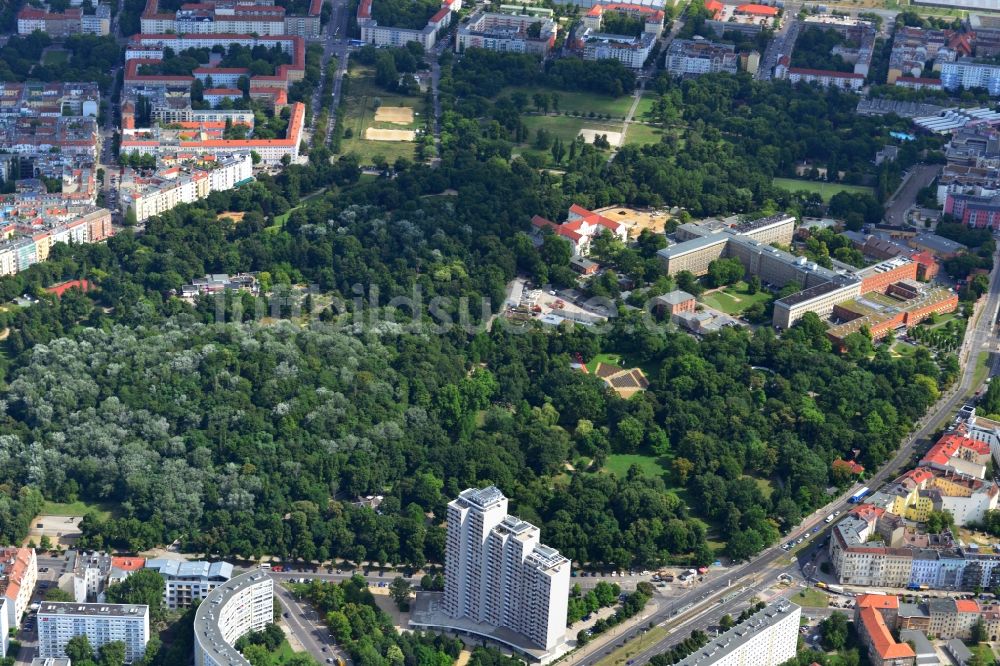 Berlin von oben - Wohngebiete am Volkspark Friedrichshain im gleichnamigen Stadtteil von Berlin