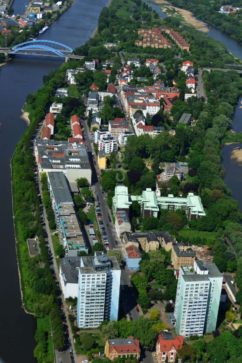 Magdeburg von oben - Wohngebiete auf der Werder - Insel am Ufer der Elbe und der Alten Elbe in Magdeburg im Bundesland Sachsen-Anhalt