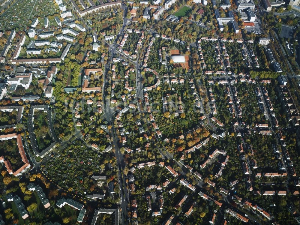 Berlin aus der Vogelperspektive: Wohngebiets- Siedlung um den Adolf-Scheidt-Platz in Berlin