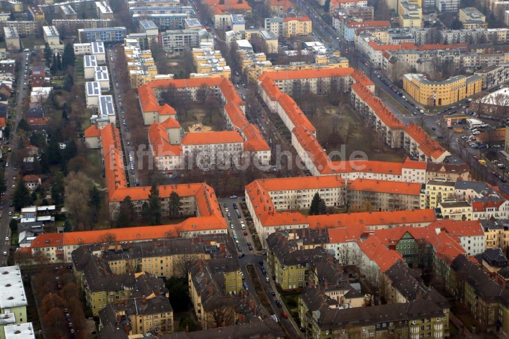 Berlin von oben - Wohngebiets- Siedlung mit auffälligen roten Dächern beim Wansdorfer Platz im Ortsteil Hakenfelde in Berlin, Deutschland