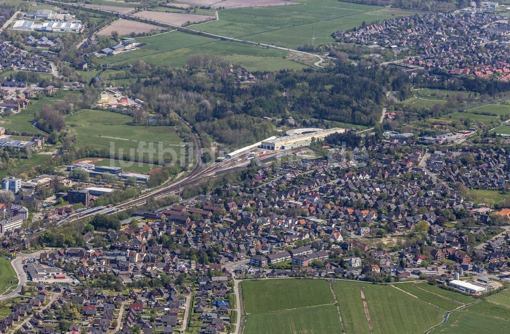 Luftaufnahme Husum - Wohngebiets- Siedlung und Bahnbetriebswerk im Ortsteil Rödemis in Husum im Bundesland Schleswig-Holstein