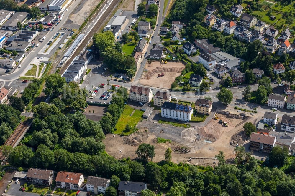 Arnsberg von oben - Wohngebiets- Siedlung am Bahnhof Arnsberg (Westf) in Arnsberg im Bundesland Nordrhein-Westfalen, Deutschland