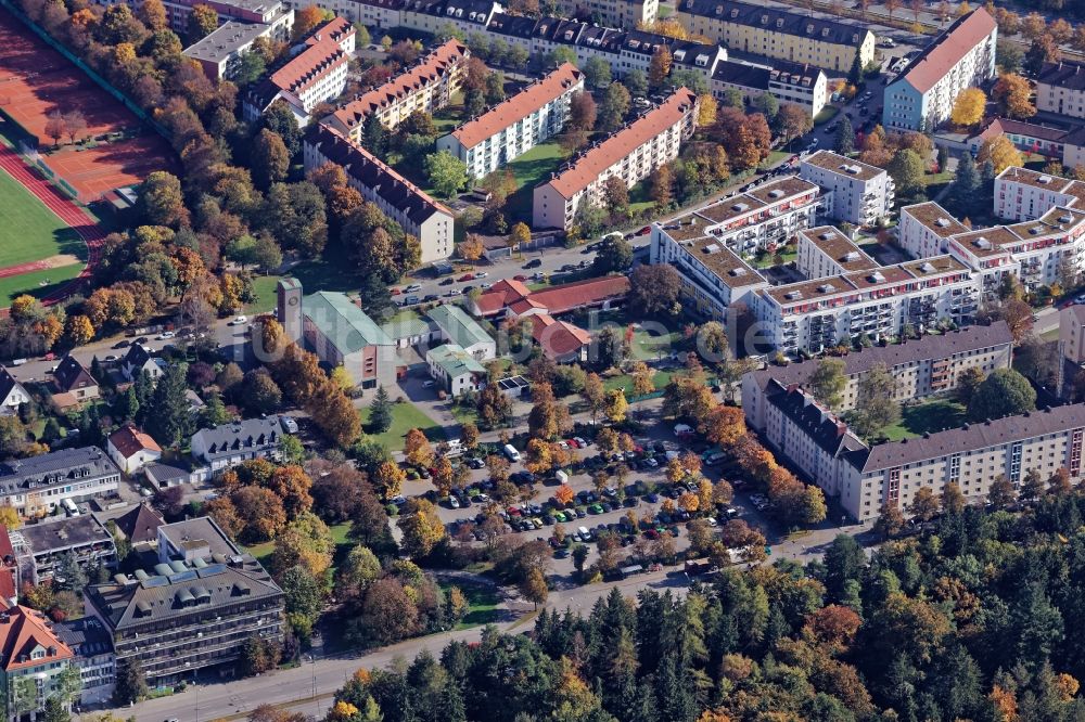 München von oben - Wohngebiets- Siedlung im Bereich der südlichen Fürstenrieder Straße mit Kirche St. Hedwig in München im Bundesland Bayern, Deutschland