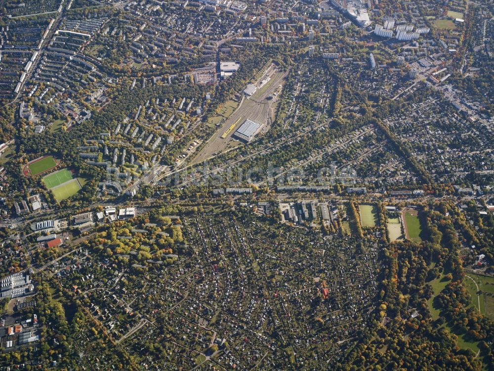 Berlin von oben - Wohngebiets- Siedlung an der BVG- Betriebswerkstatt Britz in Berlin