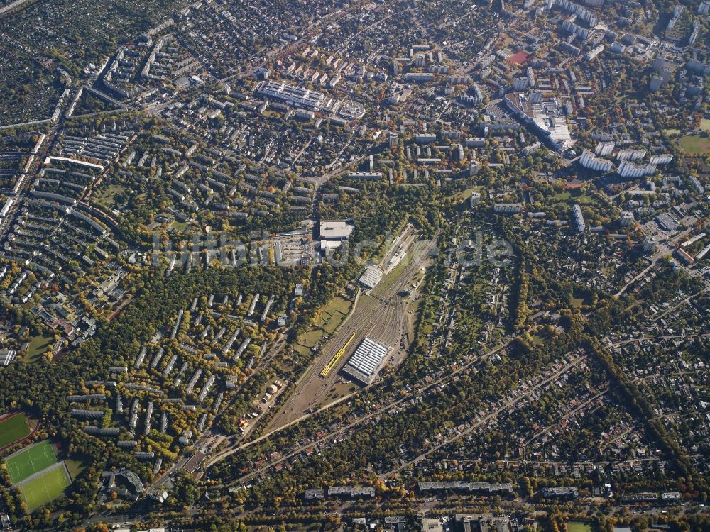 Berlin aus der Vogelperspektive: Wohngebiets- Siedlung an der BVG- Betriebswerkstatt Britz in Berlin