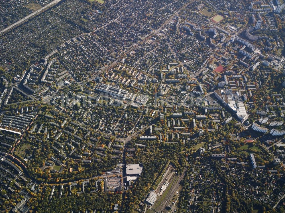 Luftbild Berlin - Wohngebiets- Siedlung an der BVG- Betriebswerkstatt Britz in Berlin