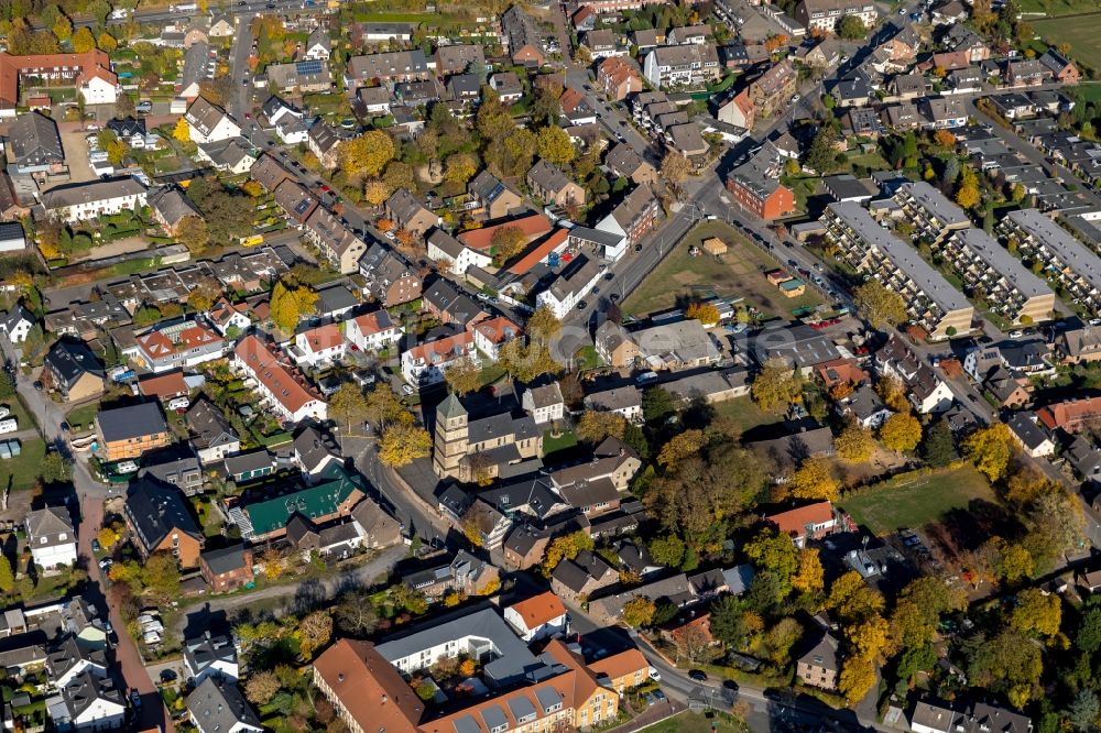 Duisburg aus der Vogelperspektive: Wohngebiets- Siedlung an der St. Dionysius Kirche im Ortsteil Mündelheim in Duisburg im Bundesland Nordrhein-Westfalen, Deutschland