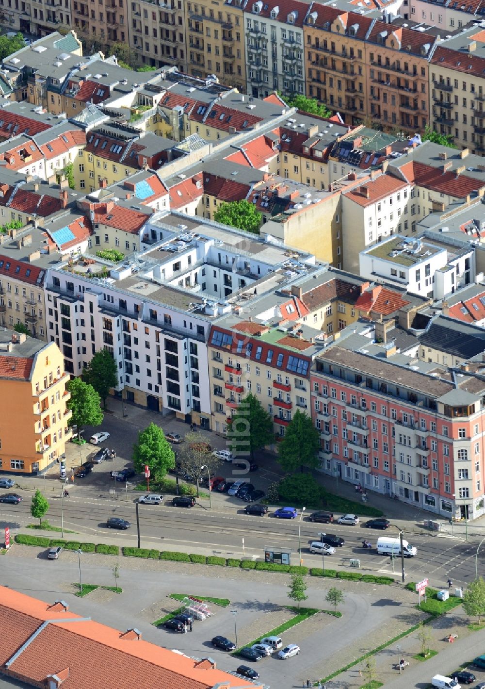 Luftaufnahme Berlin - Wohngebiets- Siedlung an der Dolziger Straße im Stadtteil Friedrichshain in Berlin