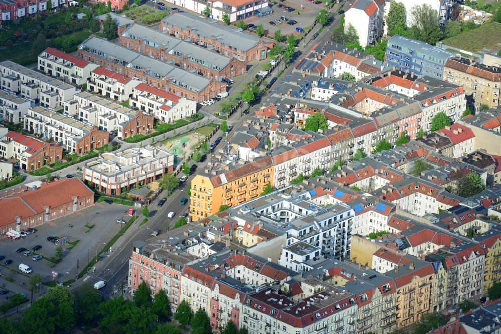 Berlin aus der Vogelperspektive: Wohngebiets- Siedlung an der Dolziger Straße im Stadtteil Friedrichshain in Berlin