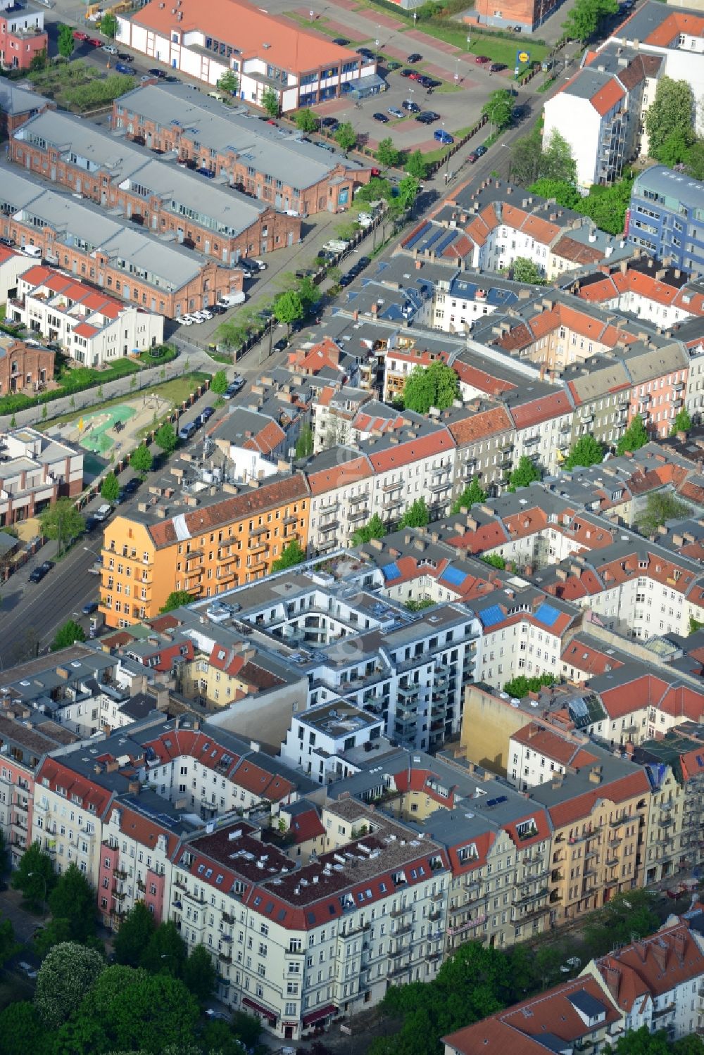 Luftbild Berlin - Wohngebiets- Siedlung an der Dolziger Straße im Stadtteil Friedrichshain in Berlin