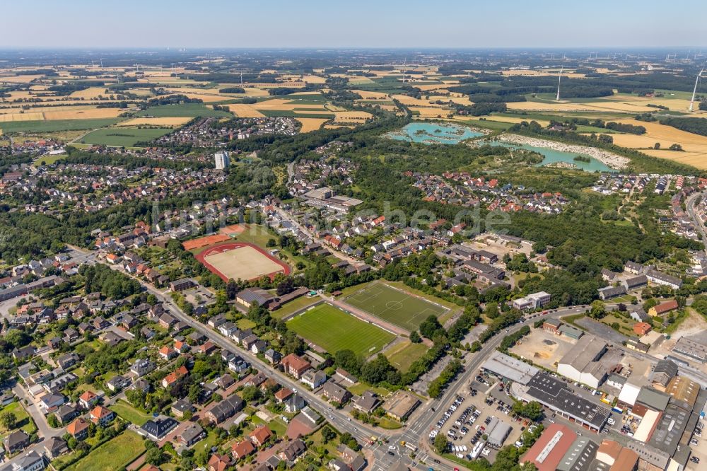 Luftbild Beckum - Wohngebiets- Siedlung mit dem Dyckerhoffsee und der Sportanlage Römerkampfbahn in Beckum im Bundesland Nordrhein-Westfalen, Deutschland