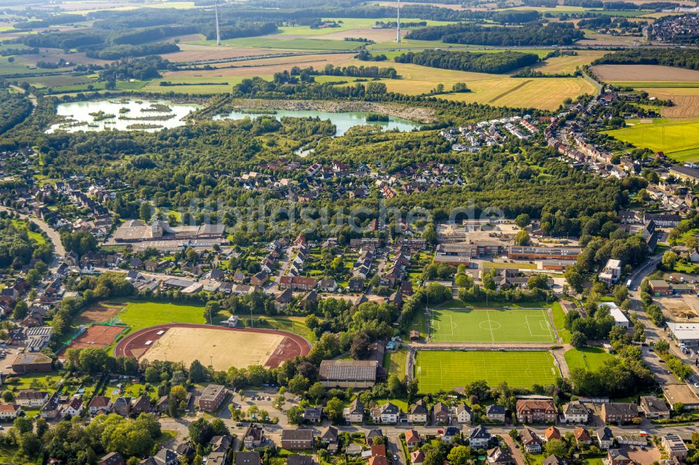 Luftaufnahme Beckum - Wohngebiets- Siedlung mit dem Dyckerhoffsee und der Sportanlage Römerkampfbahn in Beckum im Bundesland Nordrhein-Westfalen, Deutschland