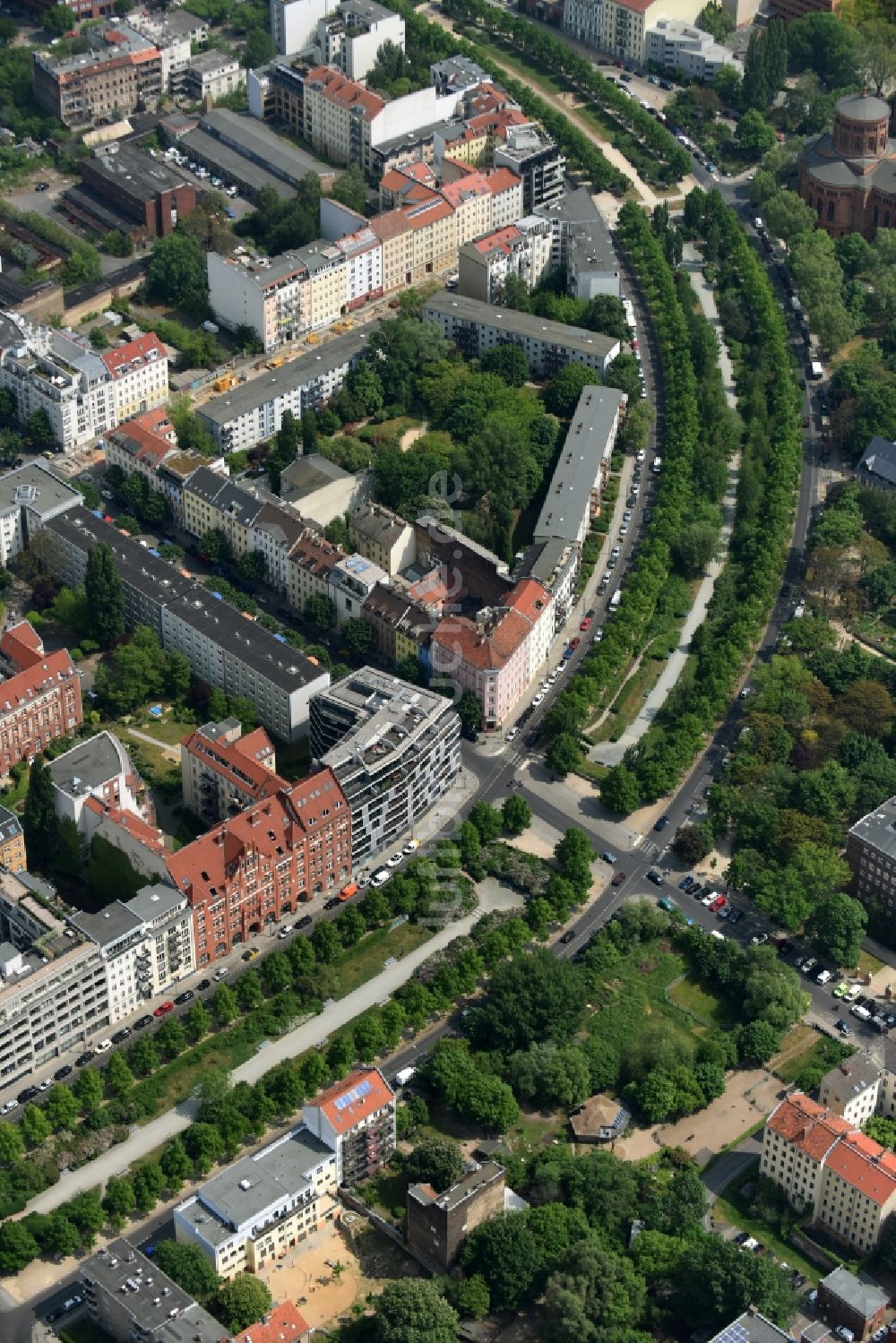 Berlin von oben - Wohngebiets- Siedlung am Engeldamm und Bethaniendamm in Berlin - Kreuzberg in Berlin