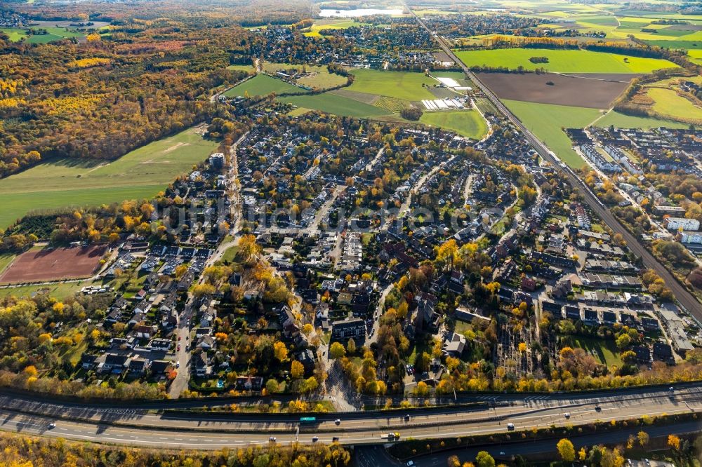 Duisburg aus der Vogelperspektive: Wohngebiets- Siedlung entlang der Bundesautobahn A524 in Duisburg im Bundesland Nordrhein-Westfalen, Deutschland