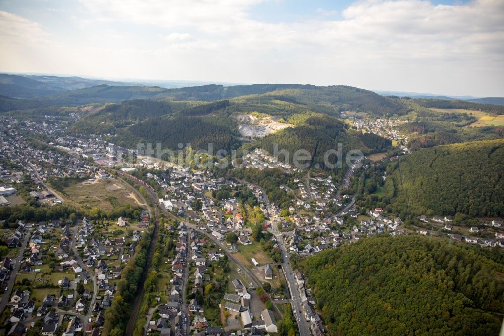 Struthütten aus der Vogelperspektive: Wohngebiets- Siedlung entlang der Fällstraße in Struthütten im Bundesland Rheinland-Pfalz, Deutschland