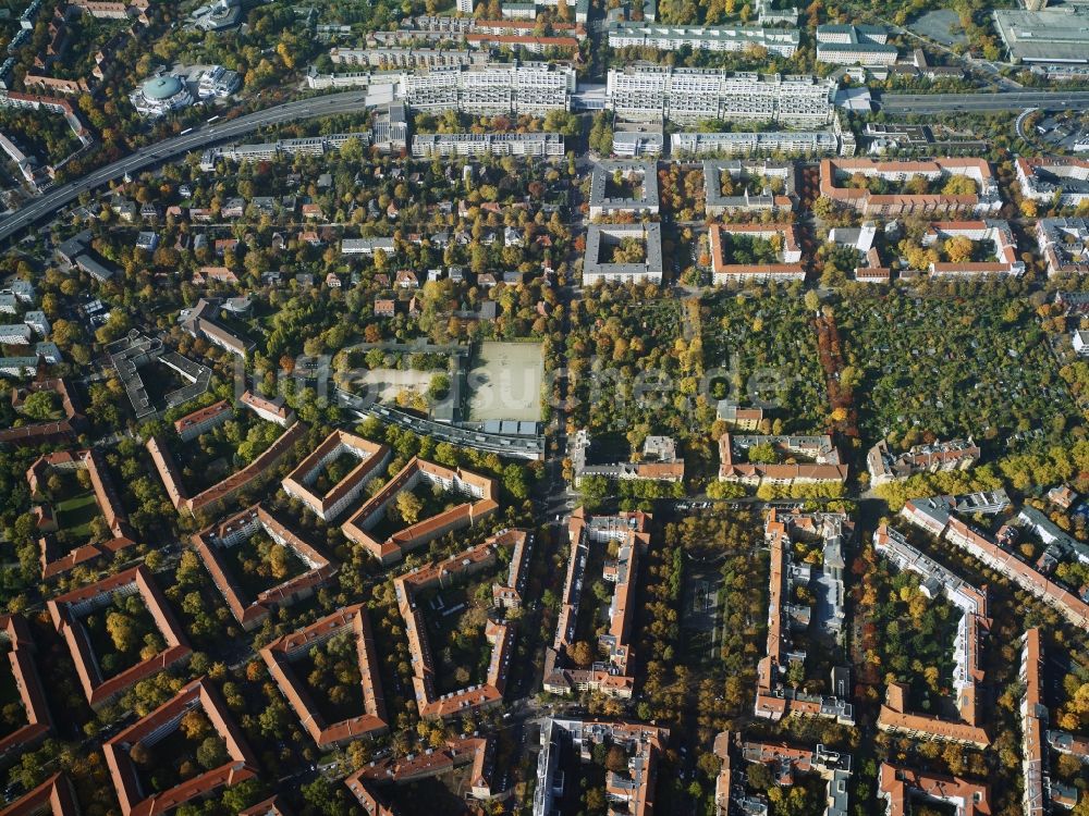 Luftaufnahme Berlin - Wohngebiets- Siedlung entlang der Geisenheimer Straße - Wiesbadener Straße - Schlangenbader Straße in Berlin