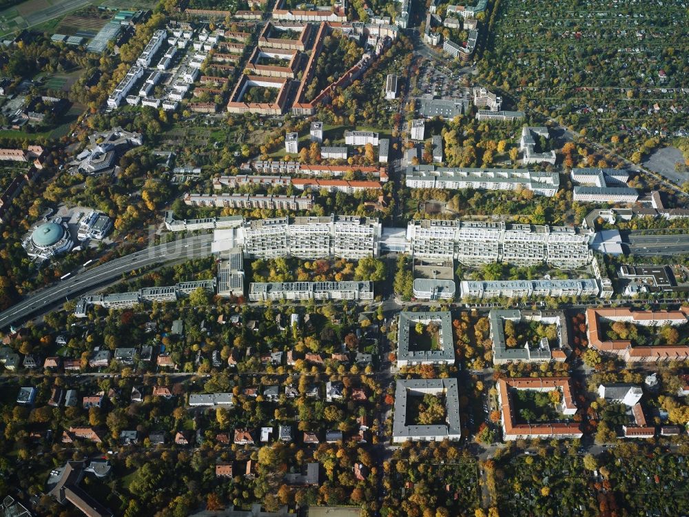 Berlin von oben - Wohngebiets- Siedlung entlang der Geisenheimer Straße - Wiesbadener Straße - Schlangenbader Straße in Berlin