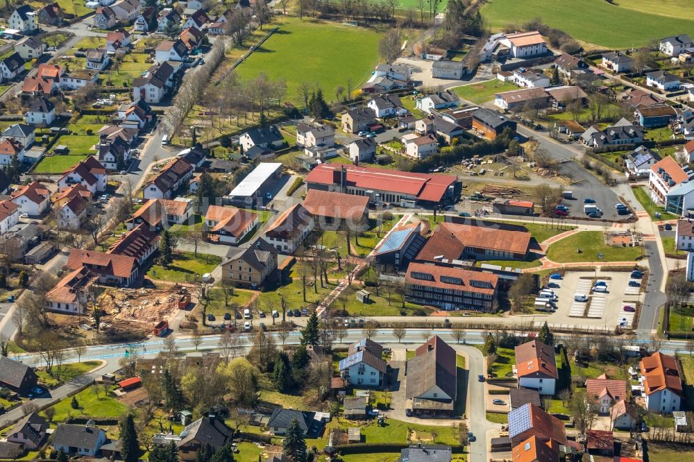 Bad Wildungen aus der Vogelperspektive: Wohngebiets- Siedlung entlang der Giflitzer Straße in Bad Wildungen im Bundesland Hessen, Deutschland