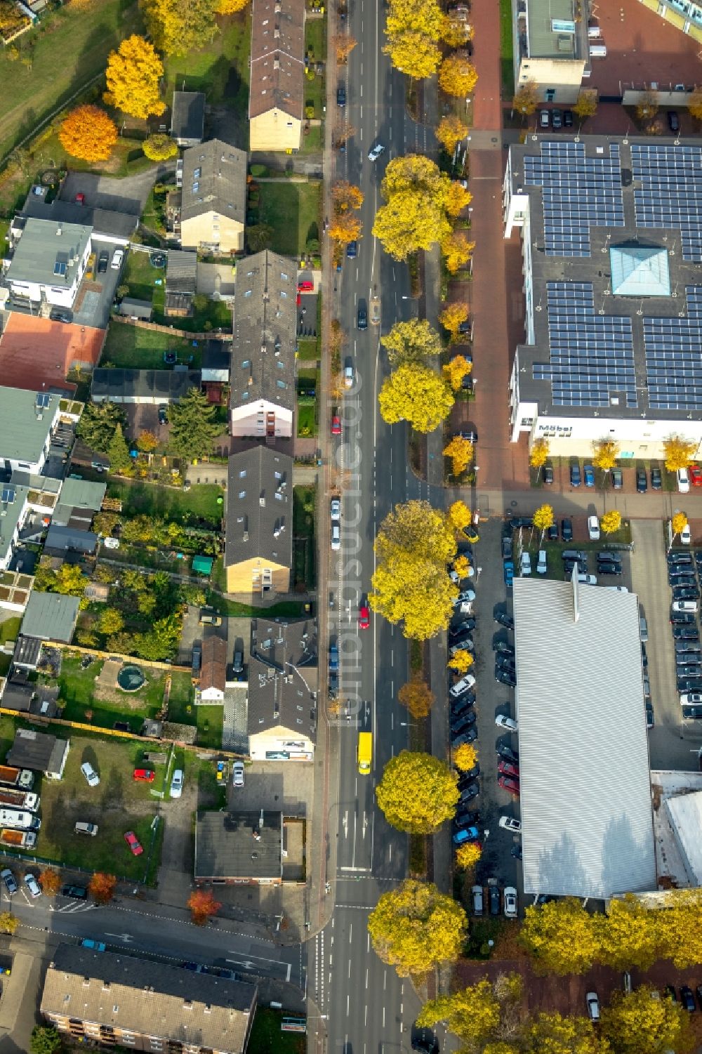 Bottrop von oben - Wohngebiets- Siedlung entlang der Gladbecker Straße in Bottrop im Bundesland Nordrhein-Westfalen, Deutschland