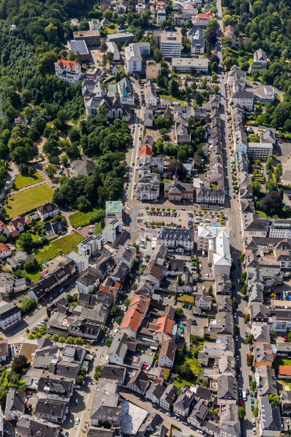 Arnsberg von oben - Wohngebiets- Siedlung entlang der Königstraße in Arnsberg im Bundesland Nordrhein-Westfalen, Deutschland