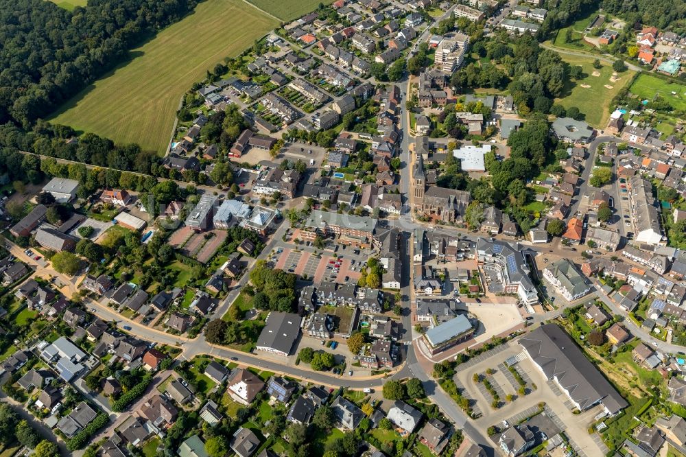 Luftaufnahme Alpen - Wohngebiets- Siedlung entlang der Lindenallee - Burgstraße in Alpen im Bundesland Nordrhein-Westfalen, Deutschland