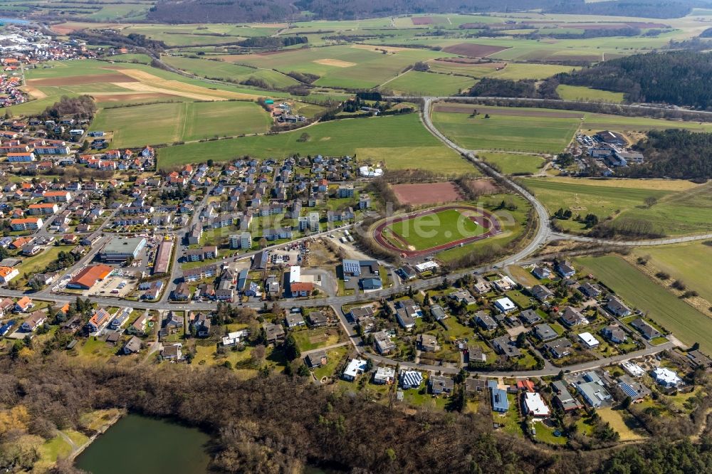 Bad Wildungen von oben - Wohngebiets- Siedlung entlang der Odershäuser Straße in Bad Wildungen im Bundesland Hessen, Deutschland