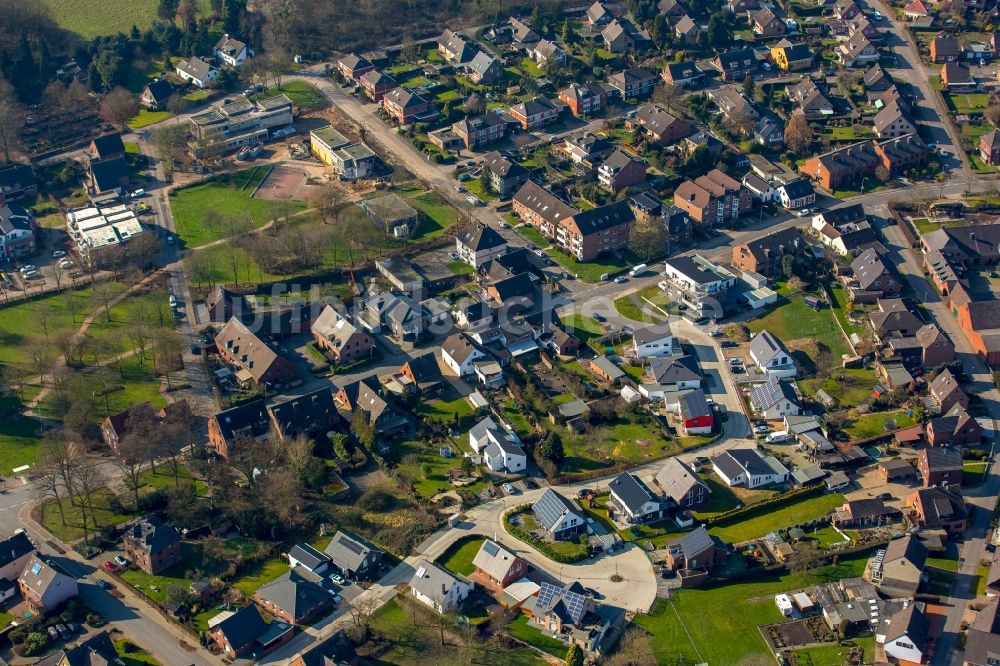 Rheurdt aus der Vogelperspektive: Wohngebiets- Siedlung entlang der Rathausstraße in Rheurdt im Bundesland Nordrhein-Westfalen