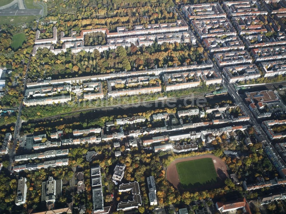 Berlin aus der Vogelperspektive: Wohngebiets- Siedlung entlang der Silbersteinstraße - Buschkrugallee am Sportplatz Mariendorfer Weg im Stadtteil Neukölln in Berlin