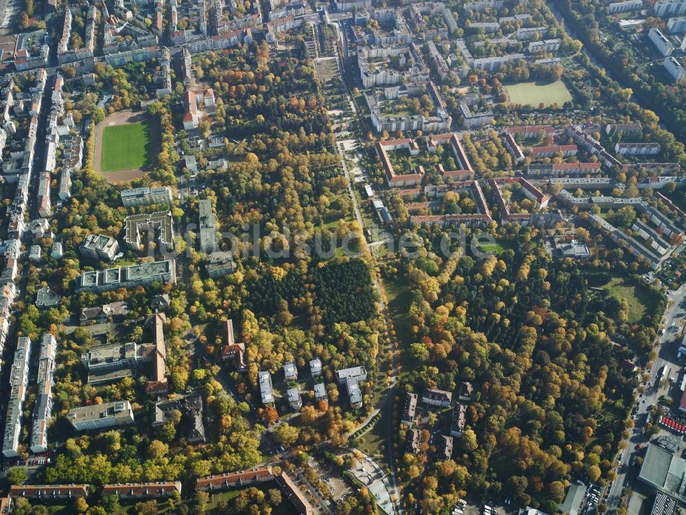 Luftbild Berlin - Wohngebiets- Siedlung entlang der Silbersteinstraße - Buschkrugallee am Sportplatz Mariendorfer Weg im Stadtteil Neukölln in Berlin