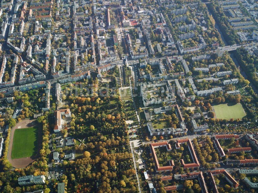 Luftaufnahme Berlin - Wohngebiets- Siedlung entlang der Silbersteinstraße - Buschkrugallee am Sportplatz Mariendorfer Weg im Stadtteil Neukölln in Berlin