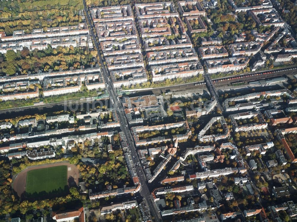 Berlin von oben - Wohngebiets- Siedlung entlang der Silbersteinstraße - Buschkrugallee am Sportplatz Mariendorfer Weg im Stadtteil Neukölln in Berlin