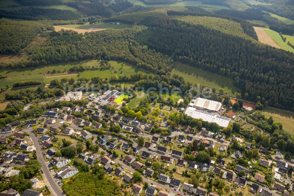 Luftaufnahme Netphen - Wohngebiets- Siedlung entlang der Straße In der Jungen Ecke in Netphen im Bundesland Nordrhein-Westfalen, Deutschland