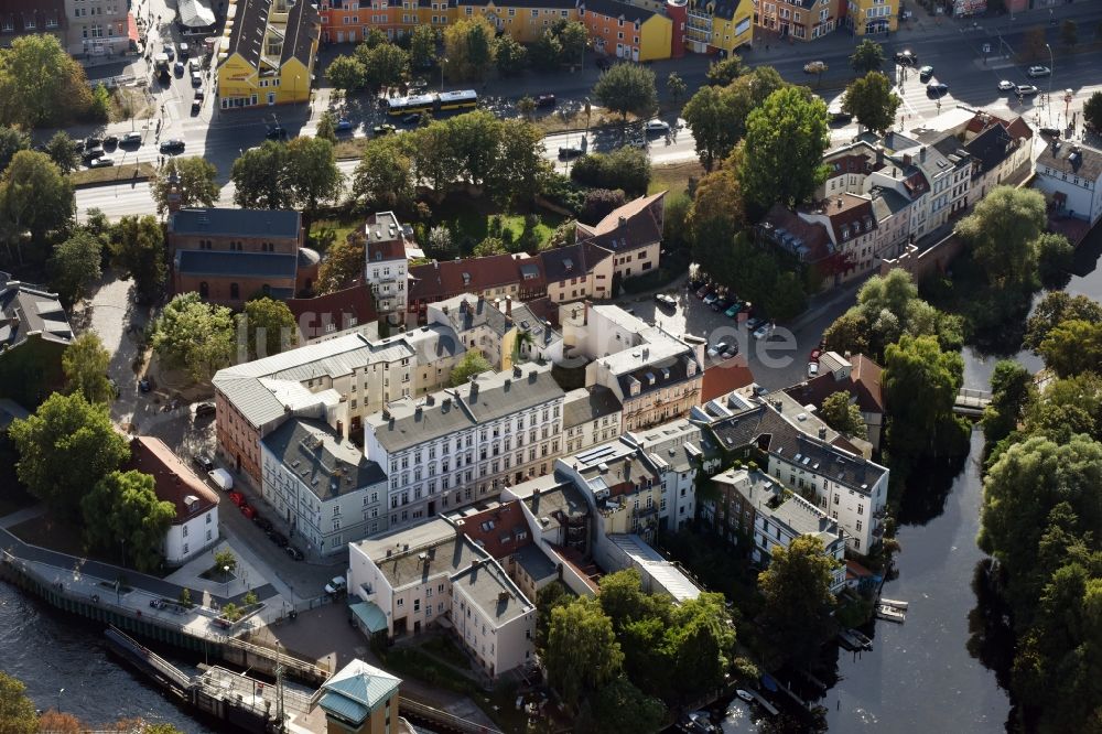 Berlin von oben - Wohngebiets- Siedlung entlang der Straße Möllentordamm in Berlin