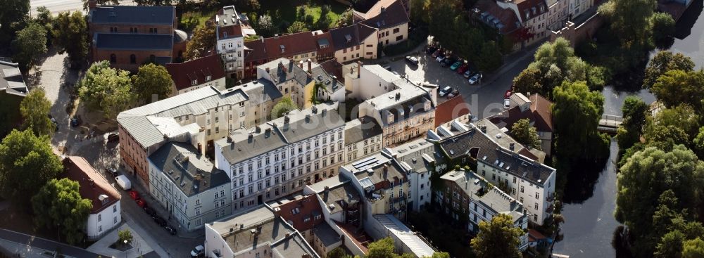 Berlin aus der Vogelperspektive: Wohngebiets- Siedlung entlang der Straße Möllentordamm in Berlin