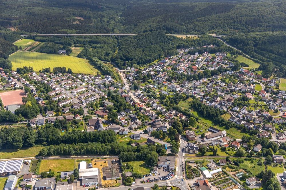 Arnsberg von oben - Wohngebiets- Siedlung entlang der Wannestraße in Arnsberg im Bundesland Nordrhein-Westfalen, Deutschland