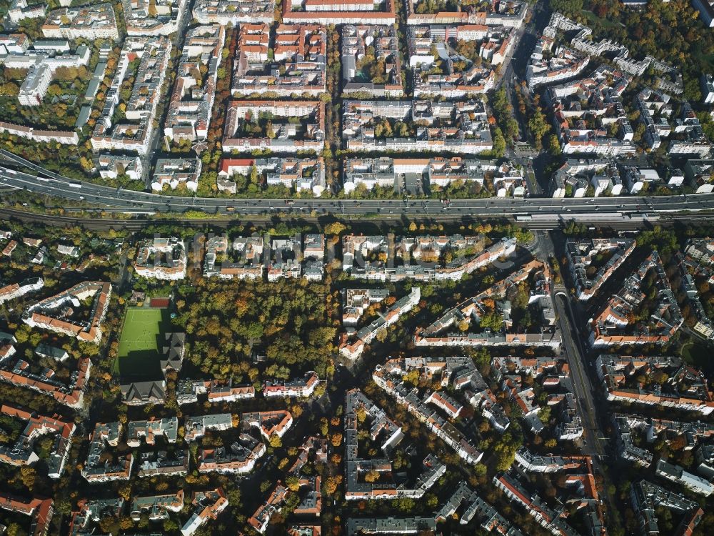 Berlin von oben - Wohngebiets- Siedlung entlang der Weimarische Straße - Bundesallee - Detmolder Straße - Mainzer Straße in Berlin