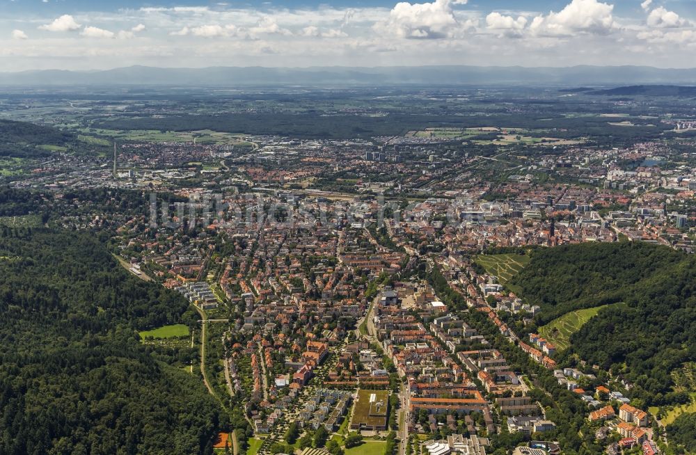 Luftaufnahme Freiburg im Breisgau - Wohngebiets- Siedlung in Freiburg im Breisgau im Bundesland Baden-Württemberg