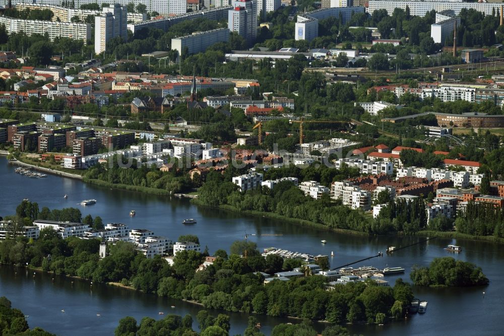 Berlin von oben - Wohngebiets- Siedlung auf der Halbinsel Stralau und am Ufer der Rummelsburger See in Berlin