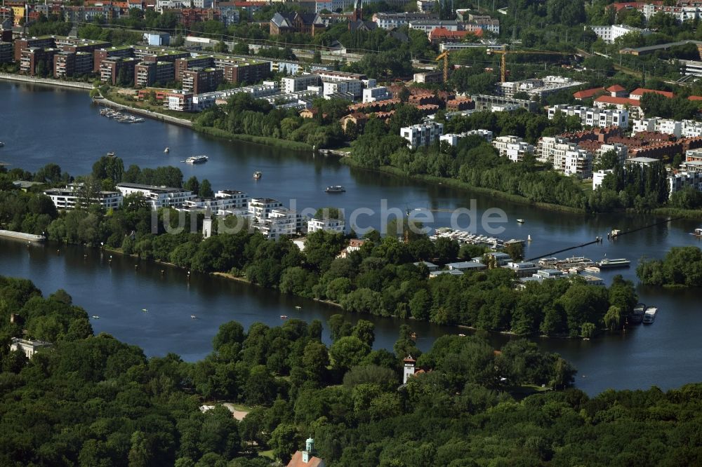 Berlin aus der Vogelperspektive: Wohngebiets- Siedlung auf der Halbinsel Stralau und am Ufer der Rummelsburger See in Berlin