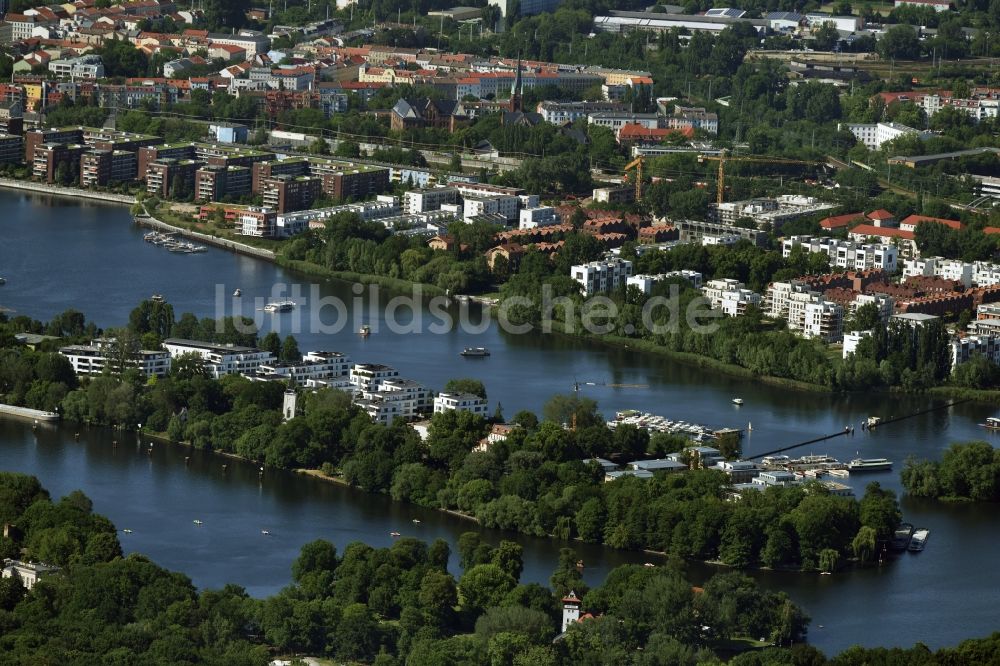 Luftbild Berlin - Wohngebiets- Siedlung auf der Halbinsel Stralau und am Ufer der Rummelsburger See in Berlin