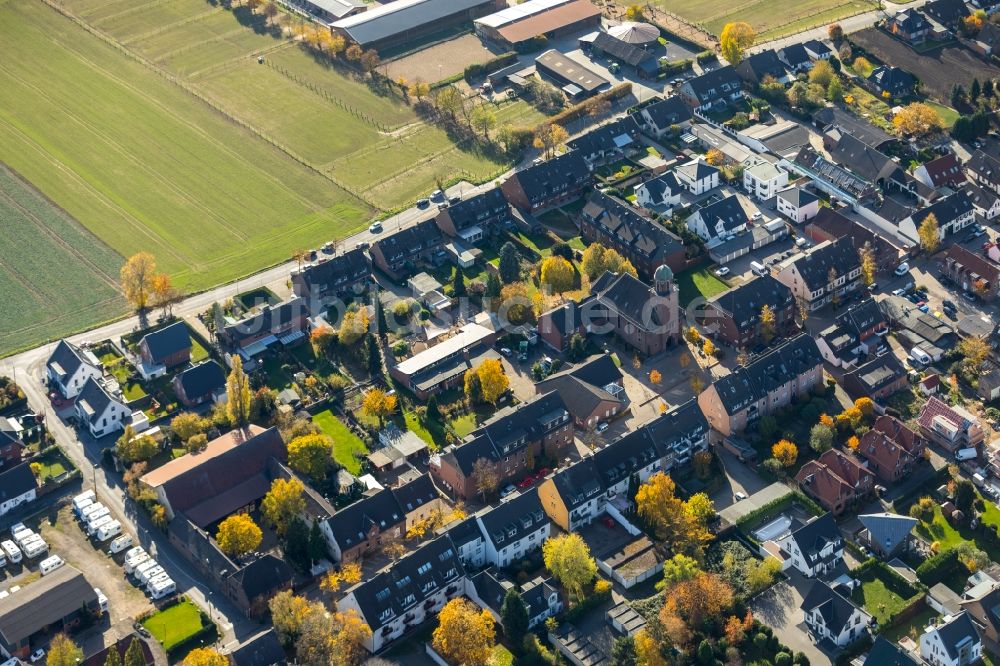 Luftaufnahme Duisburg - Wohngebiets- Siedlung an der Herz-Jesu-Kirche in Duisburg im Bundesland Nordrhein-Westfalen, Deutschland